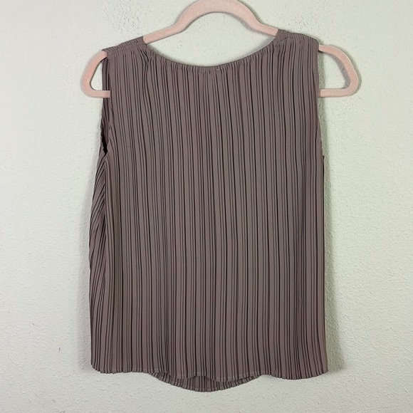 Joie Pleated Flowy Sleeveless Blouse Grayish Dark Beige size Medium - Picture 6 of 6